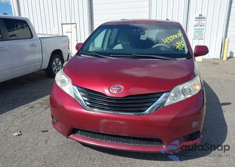 2011 Toyota Sienna Le z USA, uszkodzony, nr VIN 5TDJK3DC9BS010997
